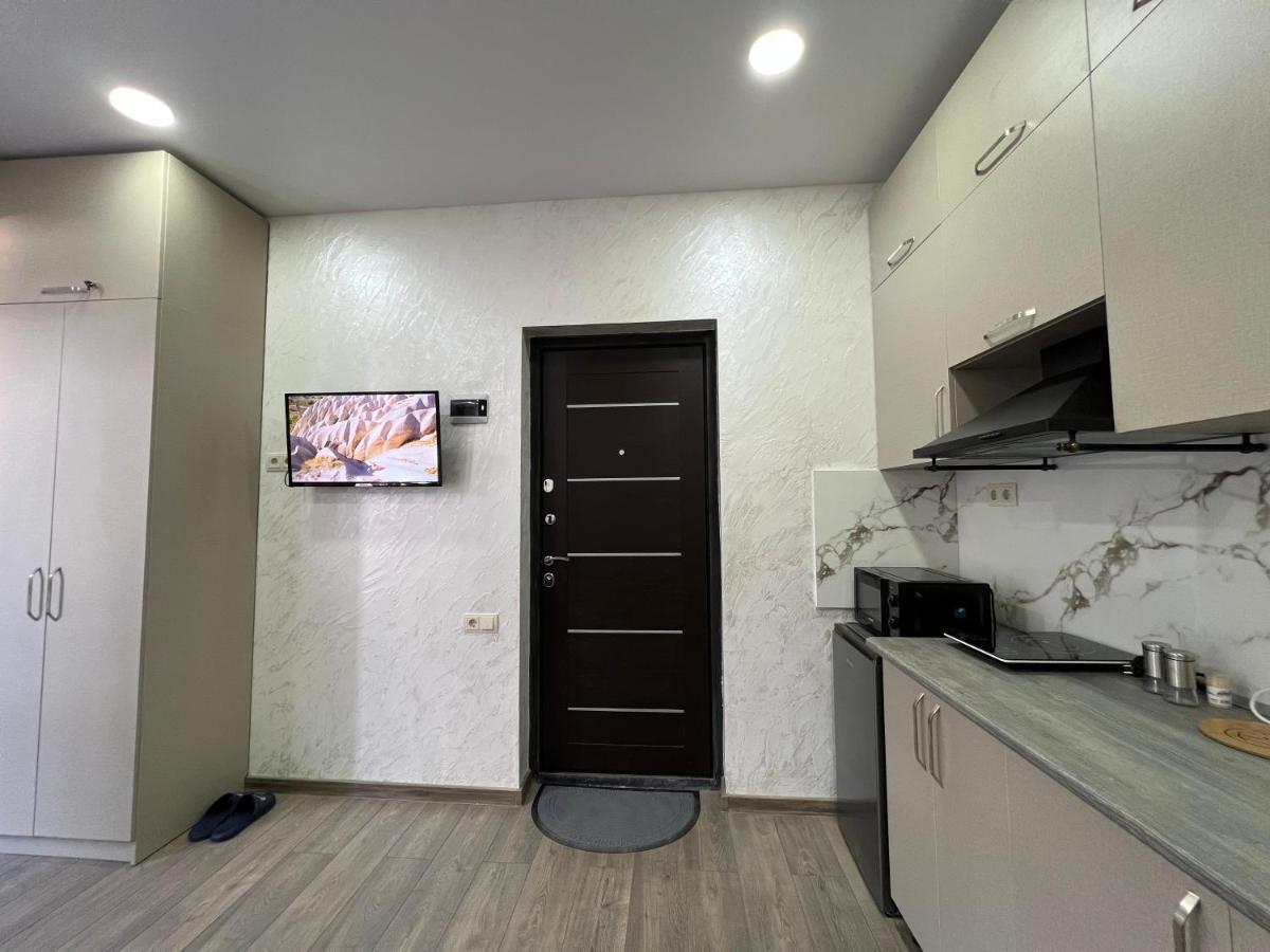Sun And Moon Aparthotel บาทูมิ ภายนอก รูปภาพ