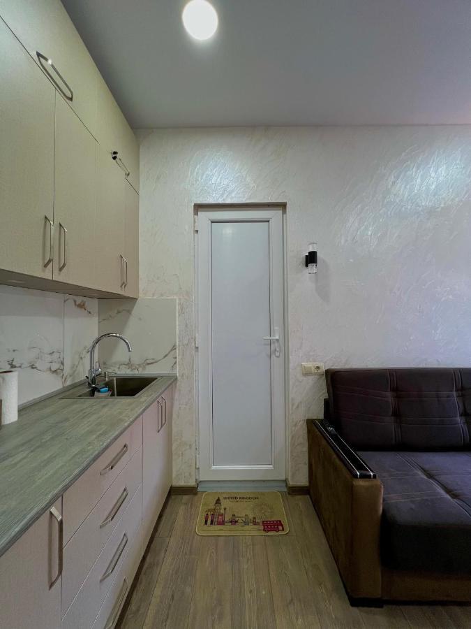Sun And Moon Aparthotel บาทูมิ ภายนอก รูปภาพ