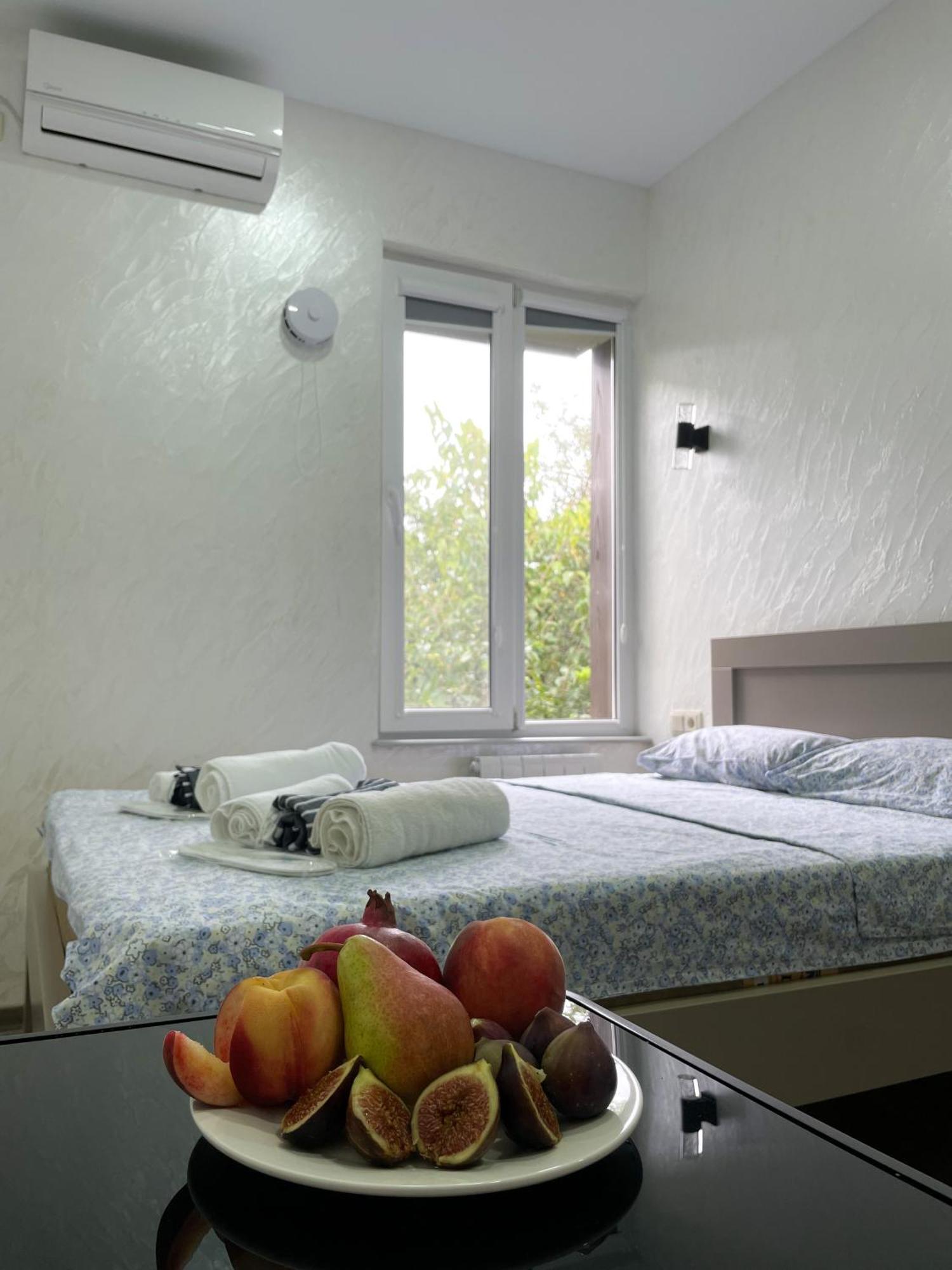 Sun And Moon Aparthotel บาทูมิ ภายนอก รูปภาพ
